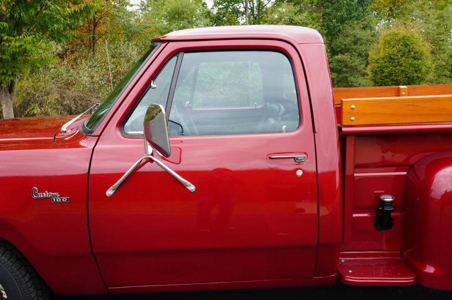 Детали экстерьера Dodge D100 Custom Pickup 1979 года  (фото 15 из 92)